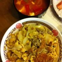 Snapdishの料理写真:娘が作った野菜たっぷりキムチチゲと親子じゃない丼|パパ食べるだけさん