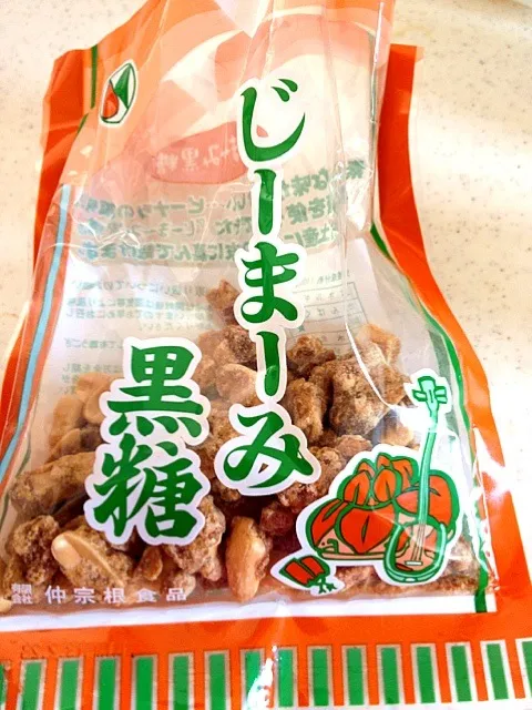 沖縄名物‼ピーナッツを黒糖でコーティングしたお菓子♪(´ε｀ )カロリーはんぱないけどまじうま♡|三浦 明菜さん