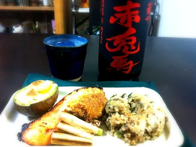 昨晩は帰宅が遅かったので、ひとり家居酒屋。トラウトサーモン西京焼き、アボガドチーズ焼き、お惣菜のカキフライ、焼きネギ、シジミご飯、焼酎は赤兎馬|ままぞうさん