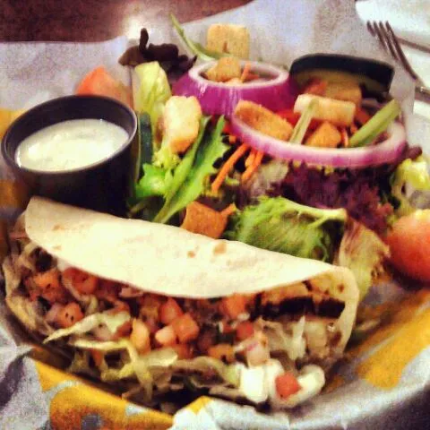 buffalito taco with garlic parmesan and side salad|Annaさん