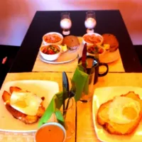 eggs on butter croissant, tuna&fresh vegetables salads with butter and whole wheat bread|shay omradさん