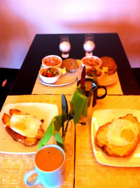 eggs on butter croissant, tuna&fresh vegetables salads with butter and whole wheat bread|shay omradさん