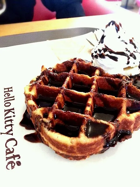 kitty choco banana waffles!|Tinky 🍒さん