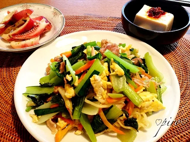 Snapdishの料理写真:塩焼きそば  かけるラー油の冷や奴  イカのバジルイタリアンサラダ Ｂacked salty noodles. Cold tofu. Italian basil salad of squid|ピロさん