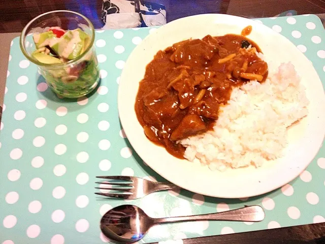 かぼちゃとキノコのカレー、アボカドとプチトマトのサラダ|なおさん