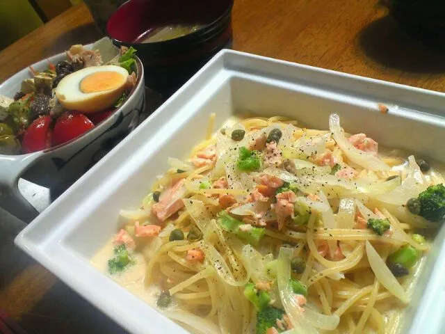 旦那作パスタと、自家製サーモンチキン卵の夕食|有村薫さん