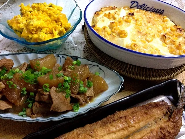 Snapdishの料理写真:豆腐と味噌マヨネギコーンのグラタン、豚肉と大根の炒め煮、焼き秋刀魚、かぼちゃサラダ|ホッシーさん