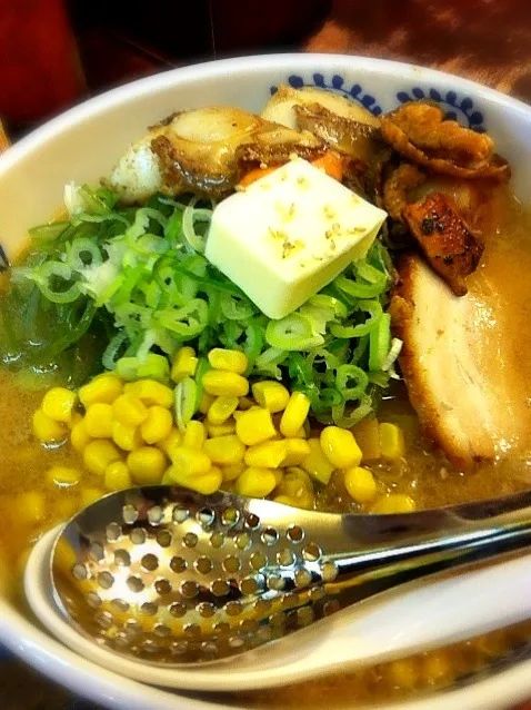 Snapdishの料理写真:味噌帆立バターコーンラーメン  茎わかめトッピング|ユーリーさん