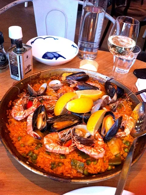 Paella seafood|Nathalie Straversさん