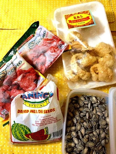 Tocino,chicharon baboy,butong pakwan!thank you sa kasama ko sa work:)pasalubong Nya skn Galing pinas:)miss na miss ko na ang pagkaing Pinoy!:)Love2:)|Dezza Tsuchiyaさん