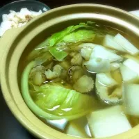 今晩のご飯。ビタミンBが足りないというので、魚介系にしてみた。たらとほたて。ついでになんとなく気が向いたのでほろよいサワー。アルコール3%ひと缶でいっぱいいっぱい。|木本一花さん