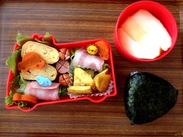 年少弁当★おにぎり、卵焼き、人参のめんつゆ煮、レタスのベーコン巻き、ウインナー、さつまいもの塩バター炒め、りんご|溜池さん