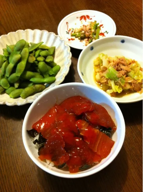 まぐろのユッケ丼、キャベツとツナのラー油和え、アスパラのバター醤油焼き、丹波篠山の黒豆の枝豆|きりママさん