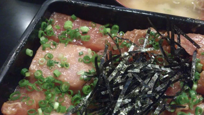 Snapdishの料理写真:中トロがビッシリ載ったマグロ丼。ゴマ醤油ののつけだれが美味！|SATOSHI OOCHIさん