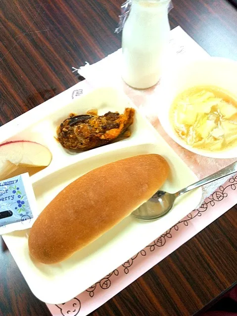 Snapdishの料理写真:今日は小学校の給食懇談会で給食を御馳走になったよ♡とっても美味しかったし、それに久しぶり瓶に入った牛乳飲んだ♬懐かしい味だったよぉ♡〜 (●′艸'●) 〜♡|由寿妃さん