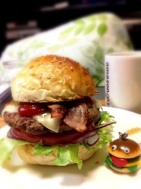 今日は手づくりバンズのBLT、となりはハンバーガーのはんちゃん(これも手づくり)|にょんにいさん