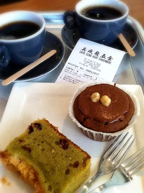 Pistachio cranberry tea cake and hazelnut chocolate cupcake|karen limさん