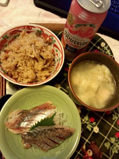 Snapdishの料理写真:炊き込み御飯＆あじの刺身＆ワンタン|maroさん