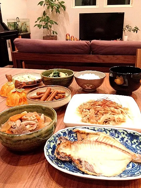 えぼ鯛の開き＊もつの煮込み＊豚こまのピリ辛炒め＊牛蒡の醤油漬け|はりねずみさん