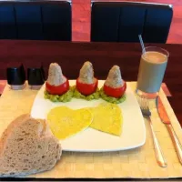 omelet&bread hearts with tuna in tomatoes on a bed of avocado..|shay omradさん