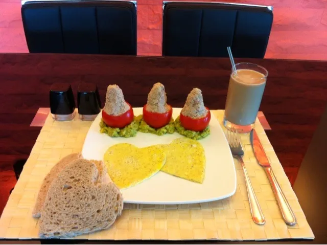 omelet&bread hearts with tuna in tomatoes on a bed of avocado..|shay omradさん