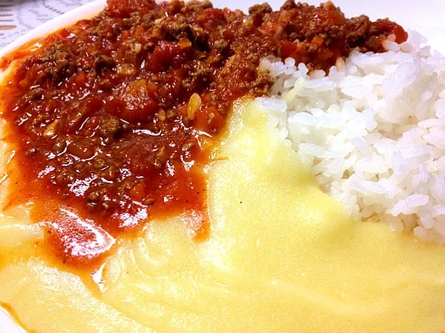 ポレンタ ミートソースがけ          Polenta com molho de tomate|ホッシーさん