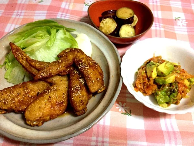 手羽先の唐揚げ居酒屋風と、さつまいものハチミツ煮、アボカドとキムチと納豆まぜまぜ|東川千夏さん