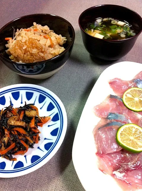 ツバス刺身、ひじき、炊き込みご飯、豆腐とわかめの清し汁|まんぷく◎さん