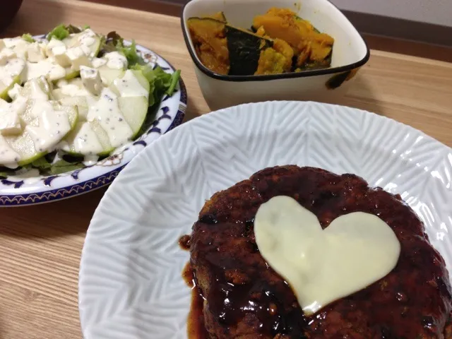 特大ハンバーグと洋梨のサラダ。洋梨のパウンドケーキも焼きました。|うみちづさん