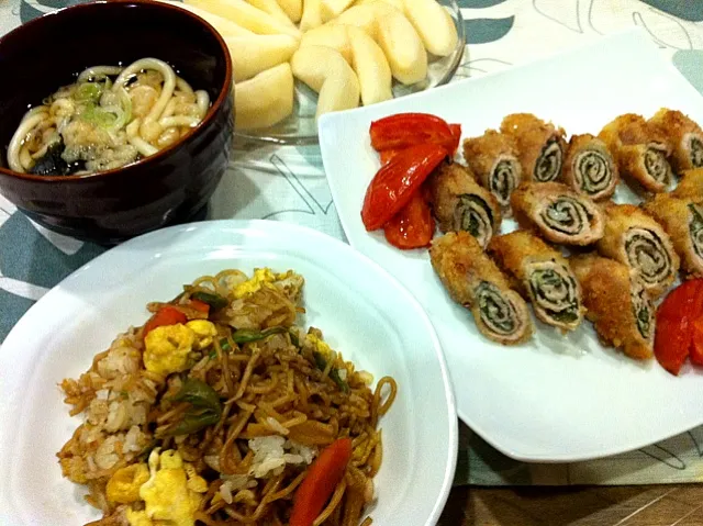 Snapdishの料理写真:豚肉の梅しそ巻フライ・そば飯炒飯・ミニわかめうどん・梨|まーままさん