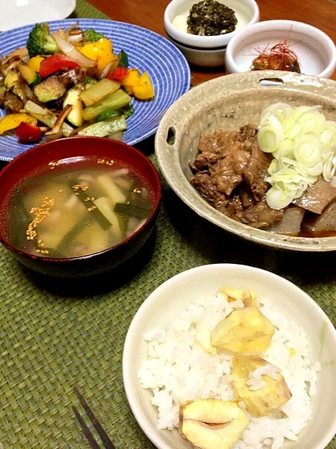 Snapdishの料理写真:栗ごはん、牛スジ煮込み、野菜炒め、牡蠣のオイル漬け、温奴とニラのスープ|charさん