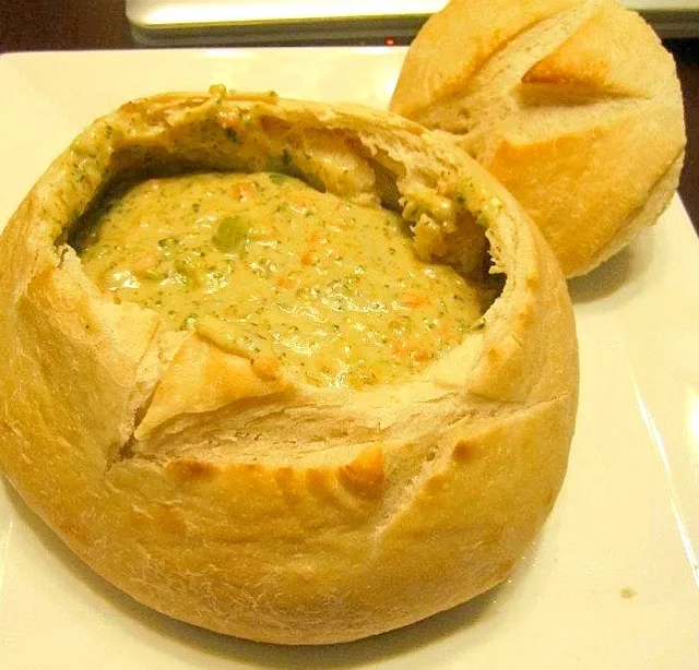 Cheddar and broccoli soup bread bowl|Lee Annさん