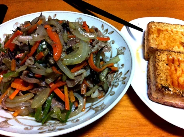 本日のおつまみおかず♪激辛肉野菜炒めと絹厚揚げ|あられさん