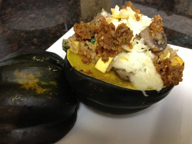 Acorn squash- stuffed with wild rice , mushrooms, zucchini and topped with sundried tomatoes and cheese|Katrina Fernandezさん