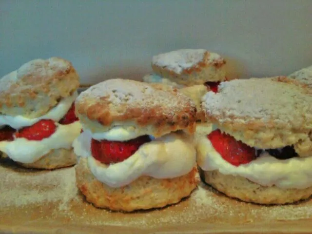 Scones filled with strawberries and cream|keely priceさん