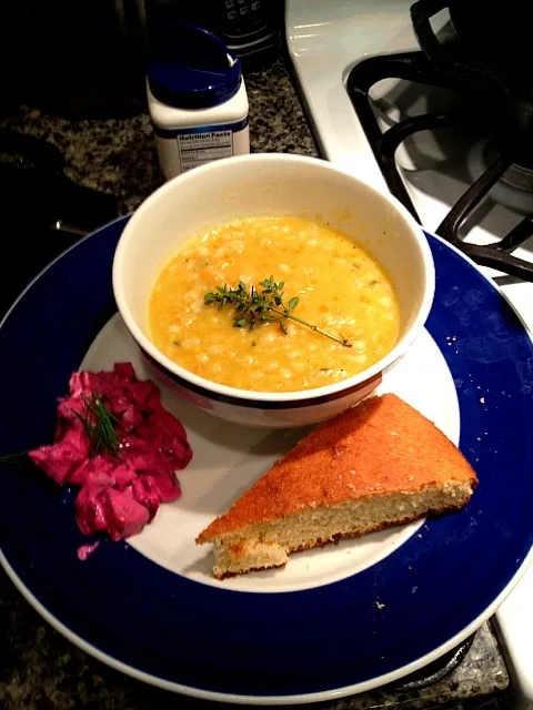 Creamy potato leek stew with barley, white cornbread, snd borcht salad|toffanyさん