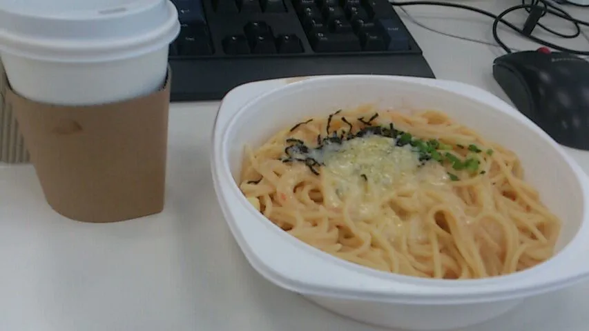 本日の社食飯はタラコのパスタをテイクアウト。それなりですが、昆布茶なんかで出せる味の深みがない。|SATOSHI OOCHIさん