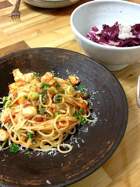 海老のトマトソースパスタとトレビスのサラダ|yyさん