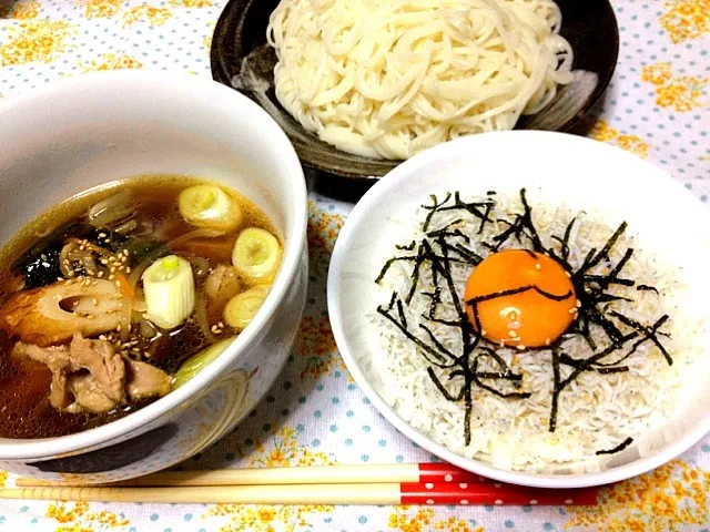 Snapdishの料理写真:しらす丼、冷麦、鶏のつけ汁|♡まめ♡さん