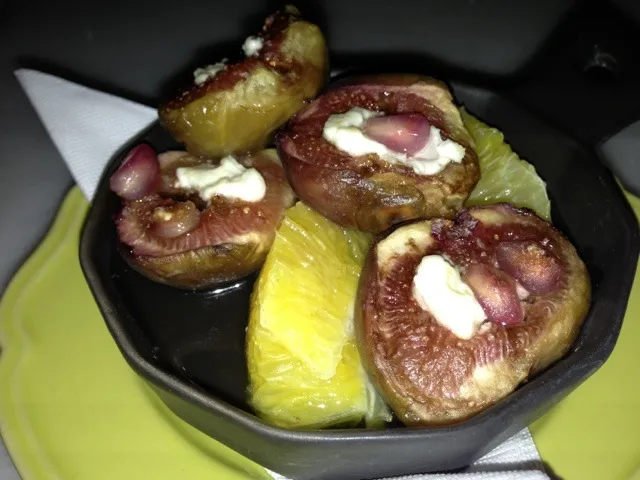 Baked figs with goat cheese|Zac Amirさん