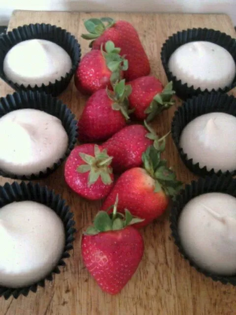 Snapdishの料理写真:Mini meringues and strawberries|keely priceさん