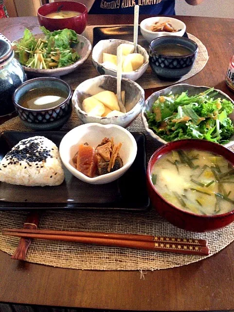 おにぎりランチ(おにぎり,味噌汁,ブリ大根,グリーンサラダ,洋梨)|shokoさん