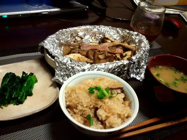 Snapdishの料理写真:きのこのホイル焼き、ほうれん草のおひたし、きのこご飯、なめこ汁|Shonoさん