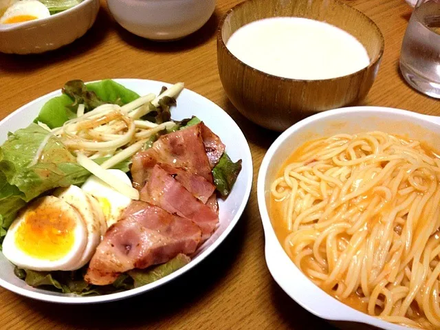 カニクリームパスタとサラダとクラムチャウダー|まりこさん