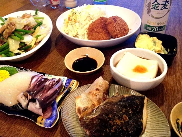 スルメイカの刺身、男前豆腐、豚肉とニンニクの芽のオイスター炒め、高知産ブリかま塩焼き。卵サラダ。|naoさん