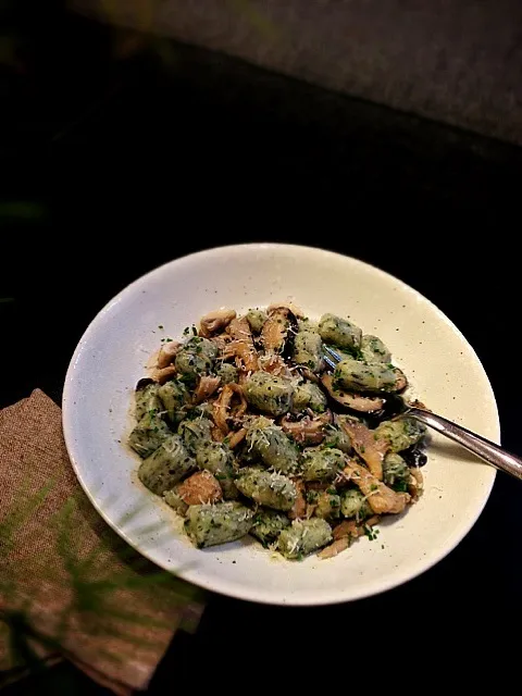 Snapdishの料理写真:Spinach and potato gnocchi with mushrooms and chive|rick chanさん