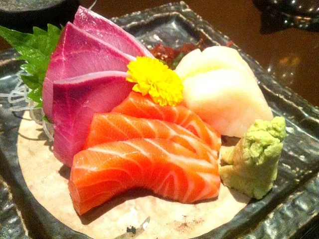 Snapdishの料理写真:Yellow tail, salmon & scallop sashimi|skyblueさん