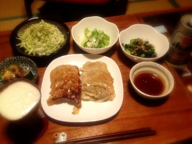 餃子とゴーヤと玉ねぎの柚子塩と梅胡瓜と胡瓜の酢の物と胡麻油と塩キャベツの山盛り|トキロックさん