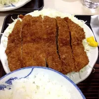 Snapdishの料理写真:メガロースカツ定食|ニシムラ カズさん