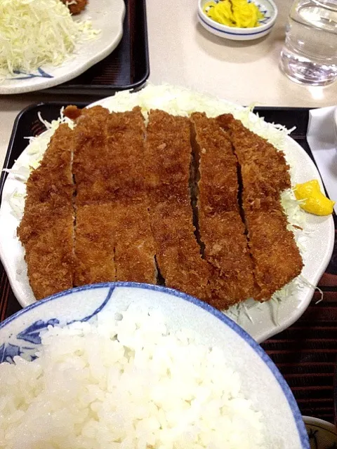 Snapdishの料理写真:メガロースカツ定食|ニシムラ カズさん